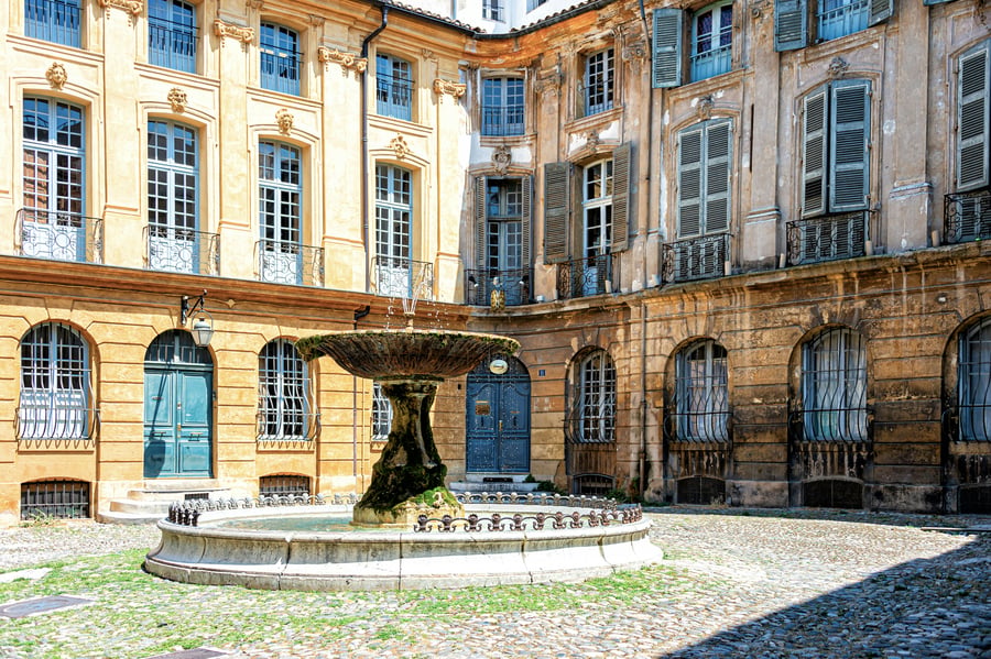 Baguettes, Baths, and Late Dinners: Surviving My First Week of Culture Shock in France
